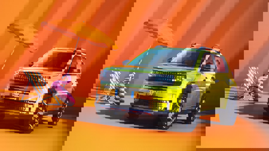 Fiat Grande Panda with beach furniture.