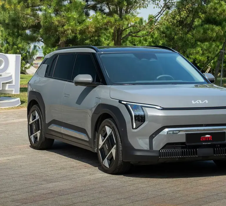 Kia EV3 parked outdoors – Car of the Year and a standout choice for electric car leasing.