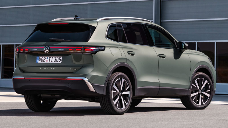 An image of a 2024 Volkswagen Tiguan Elegance in Cipressino Green Metallic paint