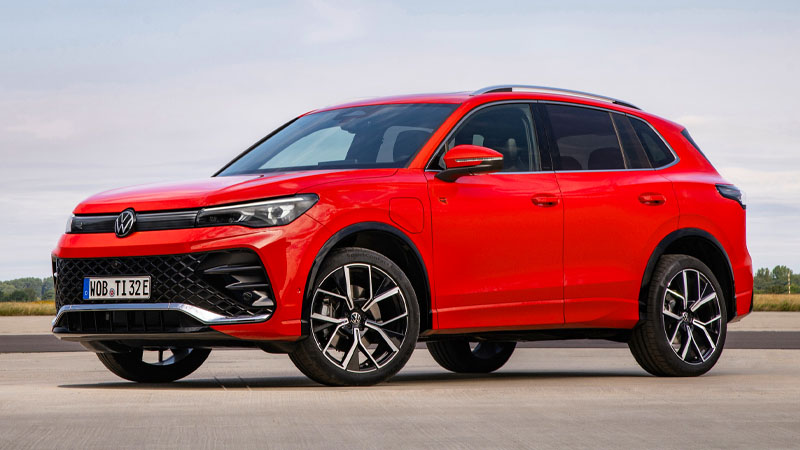 An image of a 2024 Volkswagen Tiguan R-Line in Persimmon Red Metallic paint