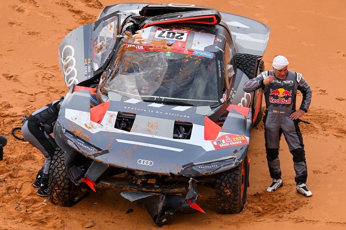 Carlos Sainz Sr flips his Dakar car, gets airlifted to hospital and then tells the pilot to turn around so he can continue the race